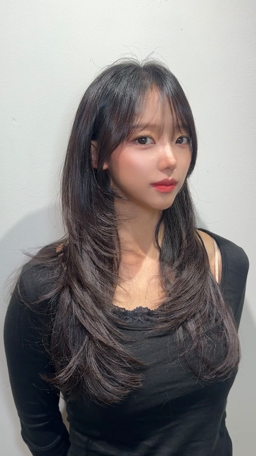 긴머리 레이어드컷, 페이스라인컷, 시스루뱅 — 얼굴선을 자연스럽게 감싸는 긴머리 레이어드컷 · 긴 머리 길이는 유지하면서 가벼운 움직임을 더하고 싶은 분, 얼굴 주변을 자연스럽게 감싸는 디자인을 원하는 분
